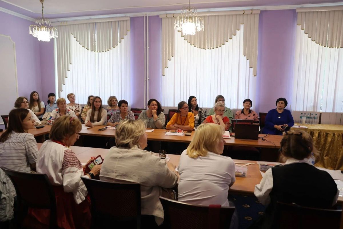 Главный специалист Курского областного Дома народного творчества, народный мастер России Екатерина Черноок выступила с мастер-классом по традиционному курскому костюму в Липецке Главный специалист Курского областного Дома народного творчества, народный мастер России Екатерина Черноок выступила с мастер-классом по традиционному курскому костюму в Липецке