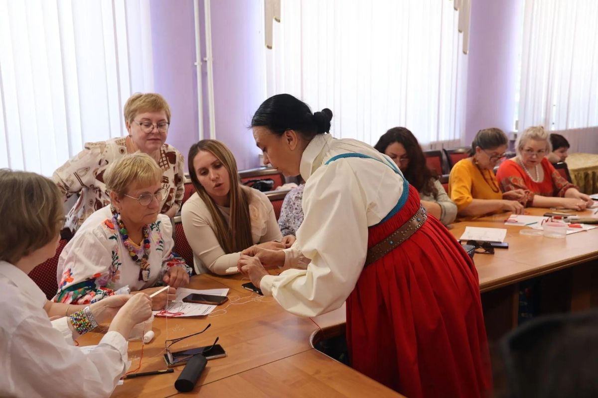 Главный специалист Курского областного Дома народного творчества, народный мастер России Екатерина Черноок выступила с мастер-классом по традиционному курскому костюму в Липецке Главный специалист Курского областного Дома народного творчества, народный мастер России Екатерина Черноок выступила с мастер-классом по традиционному курскому костюму в Липецке
