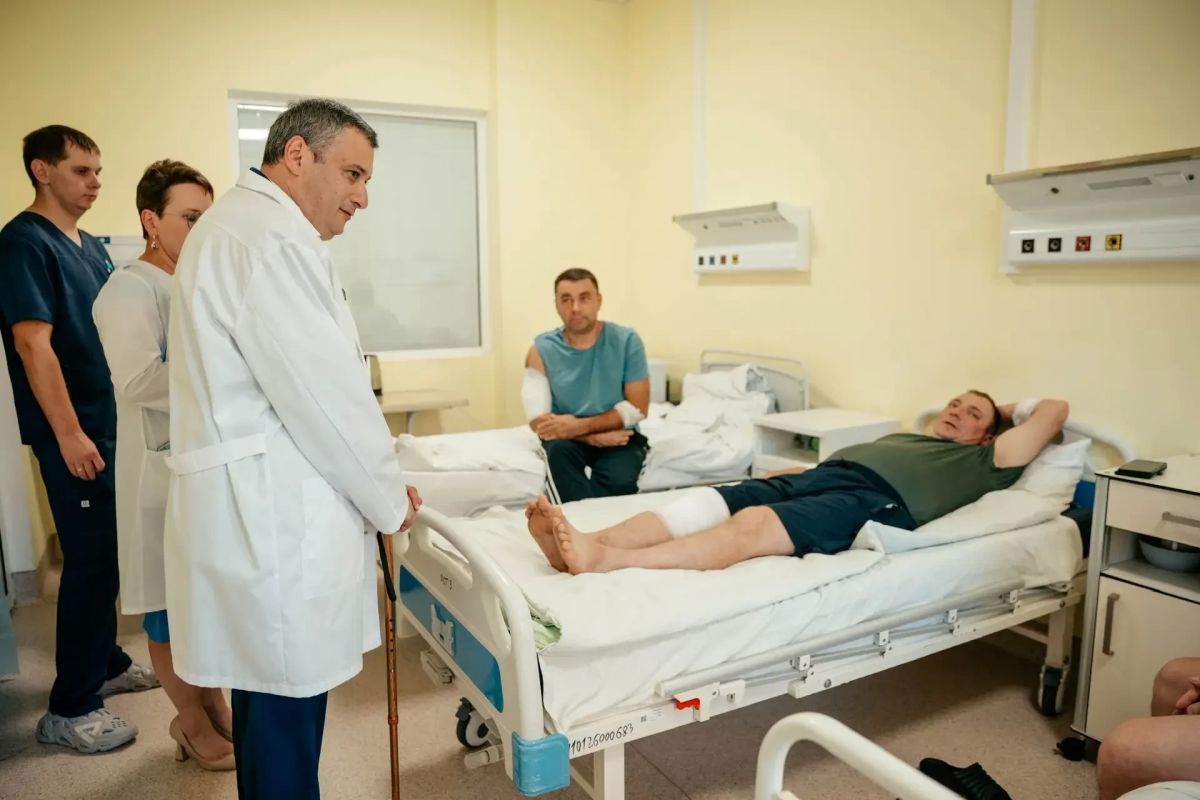 Александр Хинштейн навестил в больнице раненых после атак ВСУ курян Александр Хинштейн навестил в больнице раненых после атак ВСУ курян