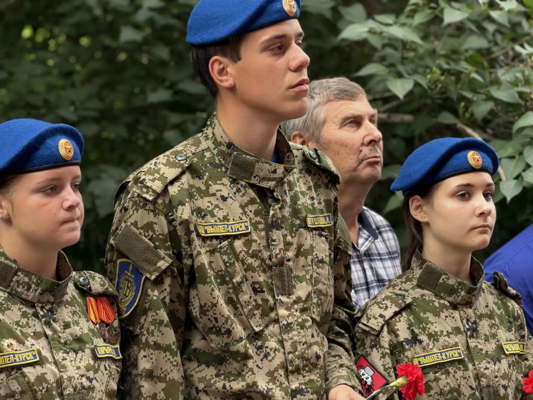 Сегодня на фасаде дома № 64А по улице Максима Горького состоялось торжественное открытие мемориальной доски в память о нашем земляке, организаторе партизанского движения в годы Великой Отечественной войны Павле... Сегодня на фасаде дома № 64А по улице Максима Горького состоялось торжественное открытие мемориальной доски в память о нашем земляке, организаторе партизанского движения в годы Великой Отечественной войны Павле...