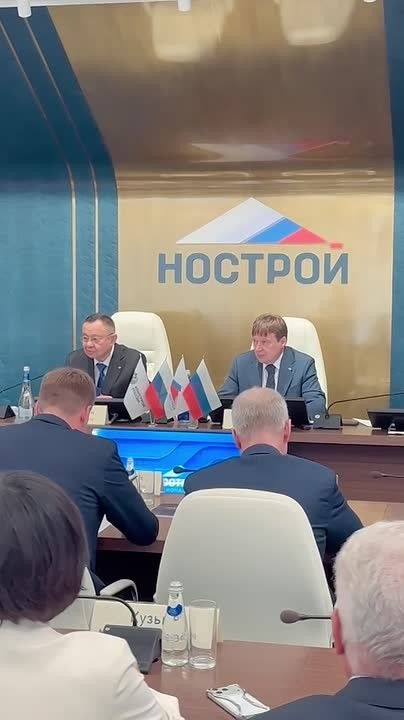 Глава Минстроя России Ирек Файзуллин провел Всероссийское совещание по развитию строительной отрасли и саморегулирования в сфере строительства в Национальном объединении строителей (НОСТРОЙ)