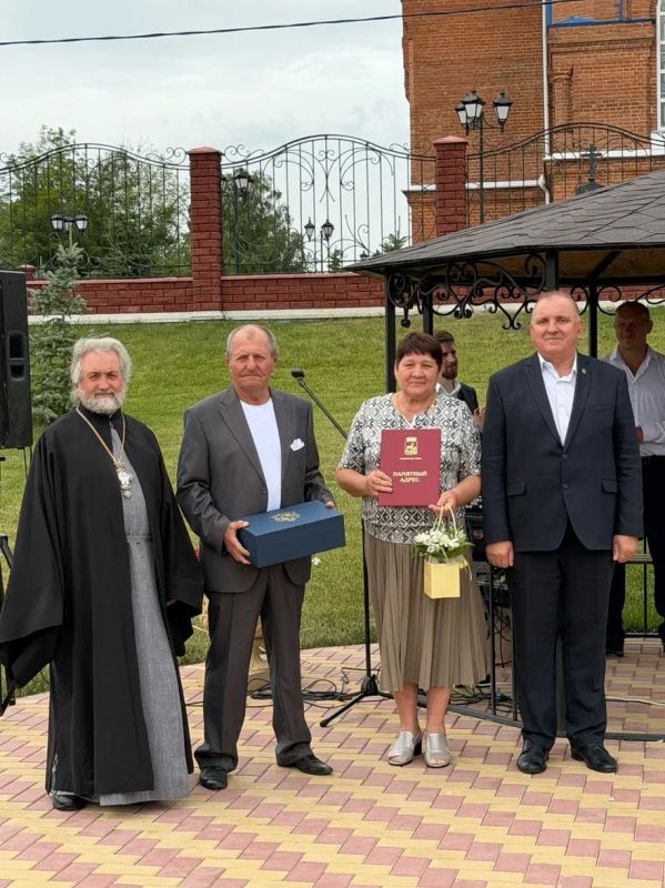 В Медвенском районе на территории Покровского храма прошло праздничное мероприятие, посвящённое Дню Семьи, Любви и Верности В Медвенском районе на территории Покровского храма прошло праздничное мероприятие, посвящённое Дню Семьи, Любви и Верности