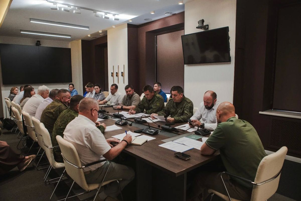 Сегодня совместно с руководителем Администрации Курской области Александром Крыловым и военным комиссаром Дмитрием Мартыновым провели совещание, посвященное вопросам набора граждан на военную службу по контракту Сегодня совместно с руководителем Администрации Курской области Александром Крыловым и военным комиссаром Дмитрием Мартыновым провели совещание, посвященное вопросам набора граждан на военную службу по контракту