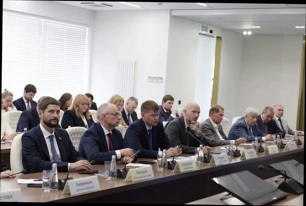 Глава Минстроя России Ирек Файзуллин провел Всероссийское совещание по развитию строительной отрасли и саморегулирования в сфере строительства в Национальном объединении строителей (НОСТРОЙ) Глава Минстроя России Ирек Файзуллин провел Всероссийское совещание по развитию строительной отрасли и саморегулирования в сфере строительства в Национальном объединении строителей (НОСТРОЙ)