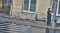 В Курске по камерам нашли расклейщика незаконных объявлений