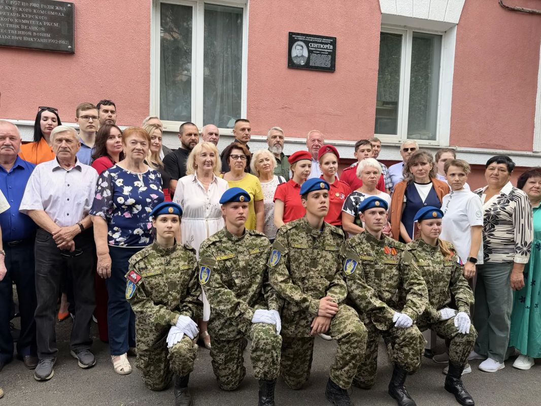 Сегодня на фасаде дома № 64А по улице Максима Горького состоялось торжественное открытие мемориальной доски в память о нашем земляке, организаторе партизанского движения в годы Великой Отечественной войны Павле... Сегодня на фасаде дома № 64А по улице Максима Горького состоялось торжественное открытие мемориальной доски в память о нашем земляке, организаторе партизанского движения в годы Великой Отечественной войны Павле...