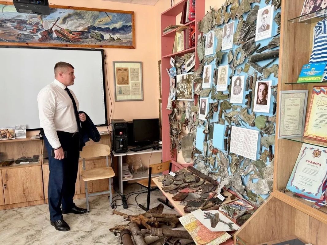 Глава Курского района Сергей Курносов побывал в Полянской средней общеобразовательной школе имени гвардии лейтенанта М.И. Ходыревского. Исполняющая обязанности директора Анастасия Валерьевна Васюкова провела по просторным... Глава Курского района Сергей Курносов побывал в Полянской средней общеобразовательной школе имени гвардии лейтенанта М.И. Ходыревского. Исполняющая обязанности директора Анастасия Валерьевна Васюкова провела по просторным...