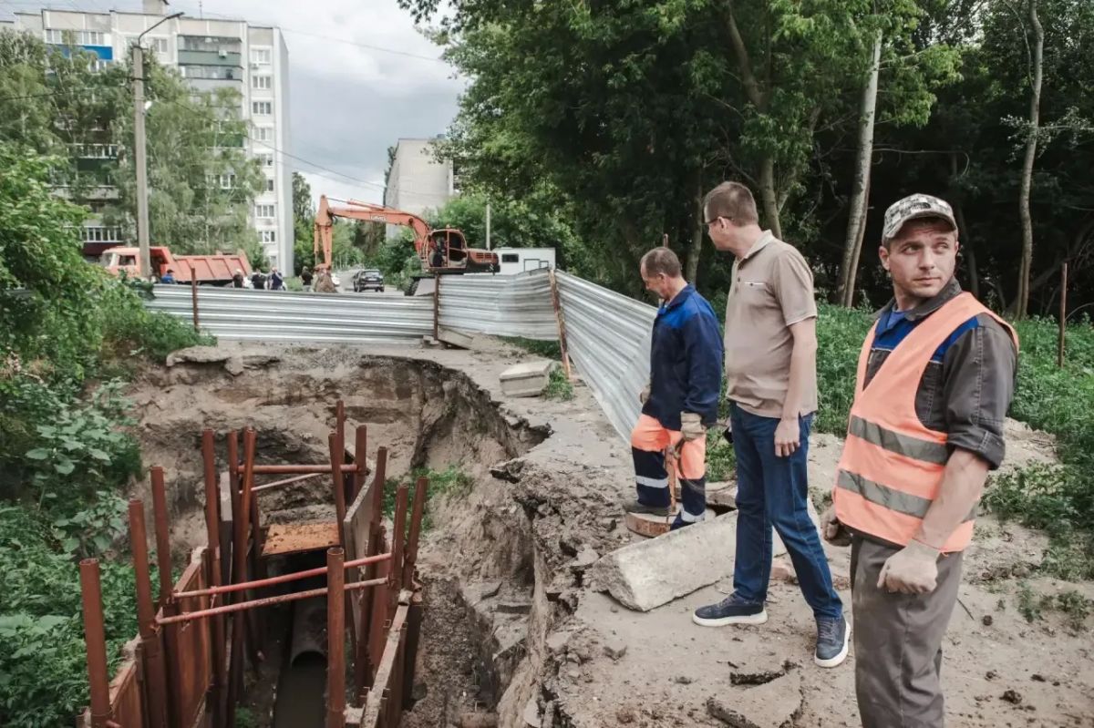 В районе домов № 25 и 25а по улице Гагарина силами МУП «Курскводоканал» продолжаются работы по замене участка самотечного коллектора В районе домов № 25 и 25а по улице Гагарина силами МУП «Курскводоканал» продолжаются работы по замене участка самотечного коллектора