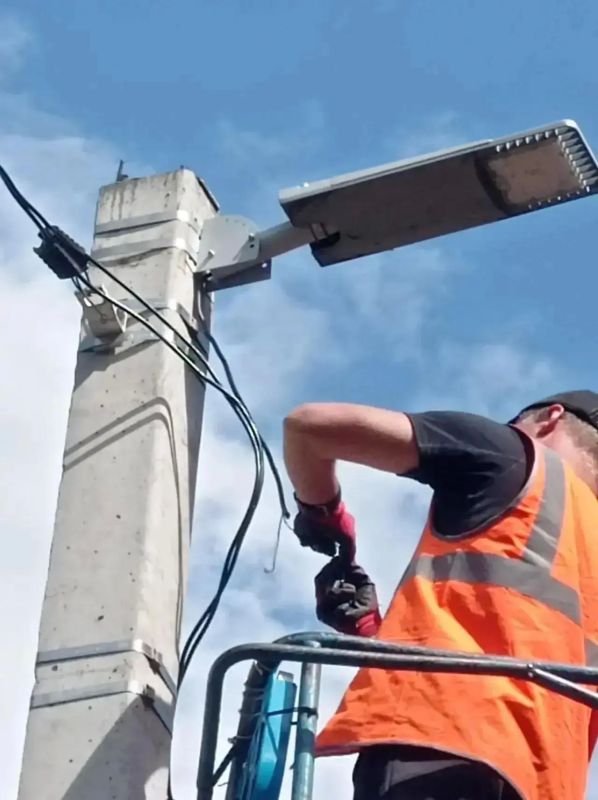 В районе дома № 25 по ул. Серегина осуществлен снос аварийных деревьев, а также монтаж уличного освещения