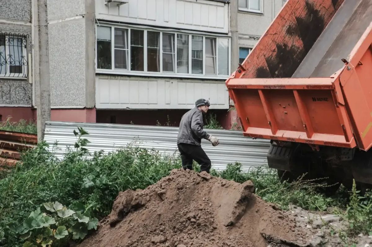 В районе домов № 25 и 25а по улице Гагарина силами МУП «Курскводоканал» продолжаются работы по замене участка самотечного коллектора В районе домов № 25 и 25а по улице Гагарина силами МУП «Курскводоканал» продолжаются работы по замене участка самотечного коллектора