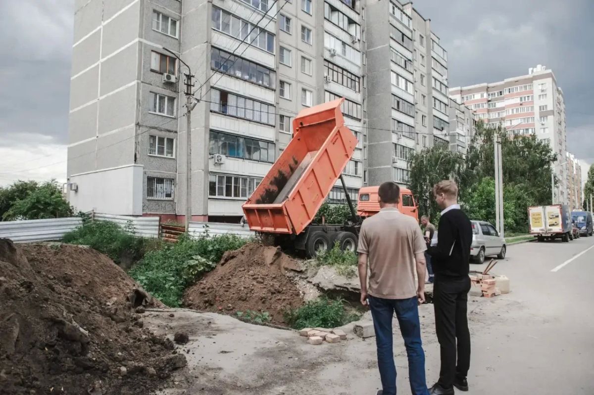 В районе домов № 25 и 25а по улице Гагарина силами МУП «Курскводоканал» продолжаются работы по замене участка самотечного коллектора В районе домов № 25 и 25а по улице Гагарина силами МУП «Курскводоканал» продолжаются работы по замене участка самотечного коллектора