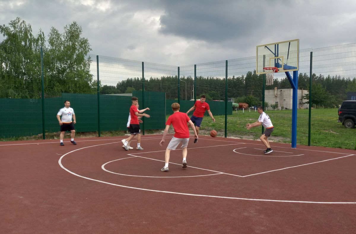 В поселке Маршала Жукова открыли спортплощадку семейной спартакиадой В поселке Маршала Жукова открыли спортплощадку семейной спартакиадой