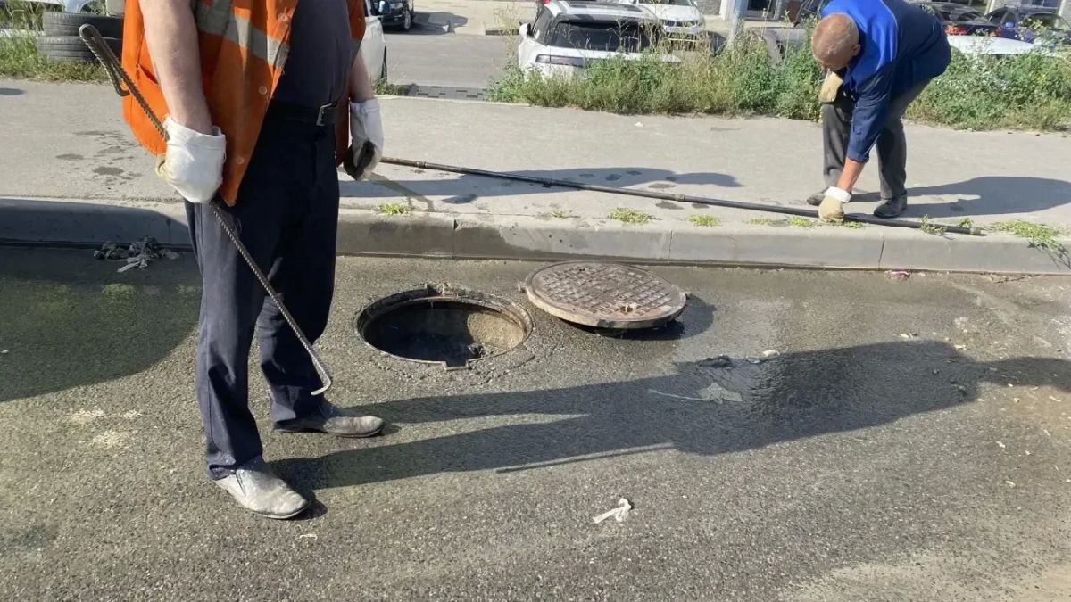 Сегодня на улице Ольшанского произошло залитие канализационной сети Сегодня на улице Ольшанского произошло залитие канализационной сети