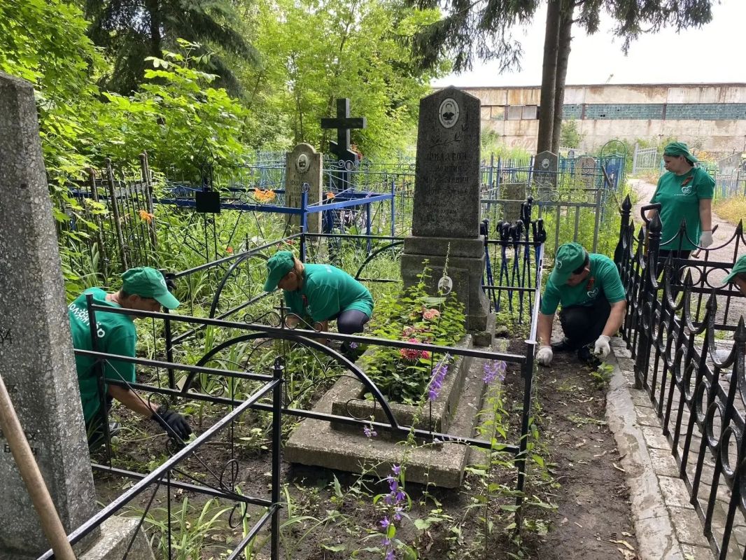 В преддверии 83-й годовщины победы в Курской битве волонтерский отряд Щигровского дома социального обслуживания провел патриотическую акцию «Георгиевский дозор» В преддверии 83-й годовщины победы в Курской битве волонтерский отряд Щигровского дома социального обслуживания провел патриотическую акцию «Георгиевский дозор»