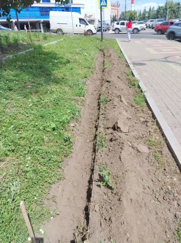 Сегодня в Курске специалисты подрядчика ИП Сароян осуществляли уход за зелеными насаждениями на ул. Ленина, в зоне отдыха у дома №12 по ул. Союзной, в сквере «Юность» и др. В основном, производилась прополка однолетников... Сегодня в Курске специалисты подрядчика ИП Сароян осуществляли уход за зелеными насаждениями на ул. Ленина, в зоне отдыха у дома №12 по ул. Союзной, в сквере «Юность» и др. В основном, производилась прополка однолетников...