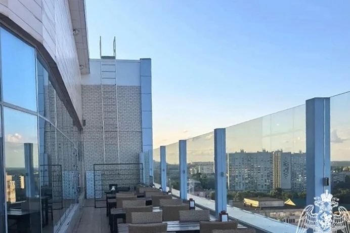 В Курске спасли девушку с крыши торгового центра