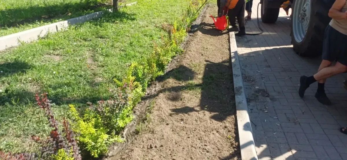 Сегодня в Курске специалисты подрядчика ИП Сароян осуществляли уход за зелеными насаждениями на ул. Ленина, в зоне отдыха у дома №12 по ул. Союзной, в сквере «Юность» и др. В основном, производилась прополка однолетников... Сегодня в Курске специалисты подрядчика ИП Сароян осуществляли уход за зелеными насаждениями на ул. Ленина, в зоне отдыха у дома №12 по ул. Союзной, в сквере «Юность» и др. В основном, производилась прополка однолетников...