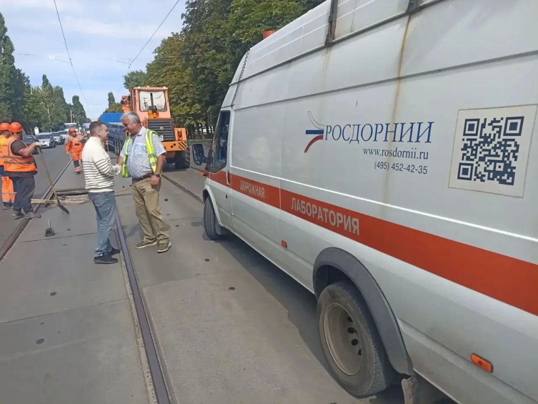 В Курске на улице Сумской концессионер приступил к замене поврежденных бетонных плит В Курске на улице Сумской концессионер приступил к замене поврежденных бетонных плит