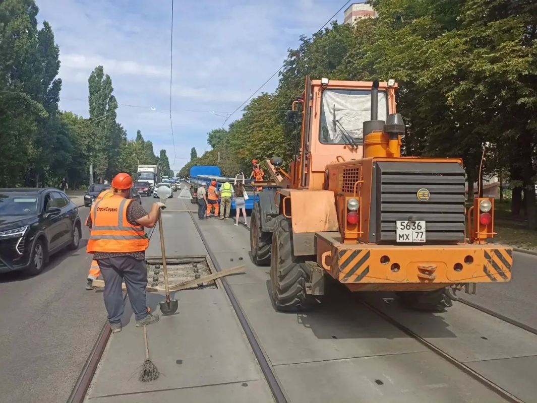 В Курске на улице Сумской концессионер приступил к замене поврежденных бетонных плит В Курске на улице Сумской концессионер приступил к замене поврежденных бетонных плит