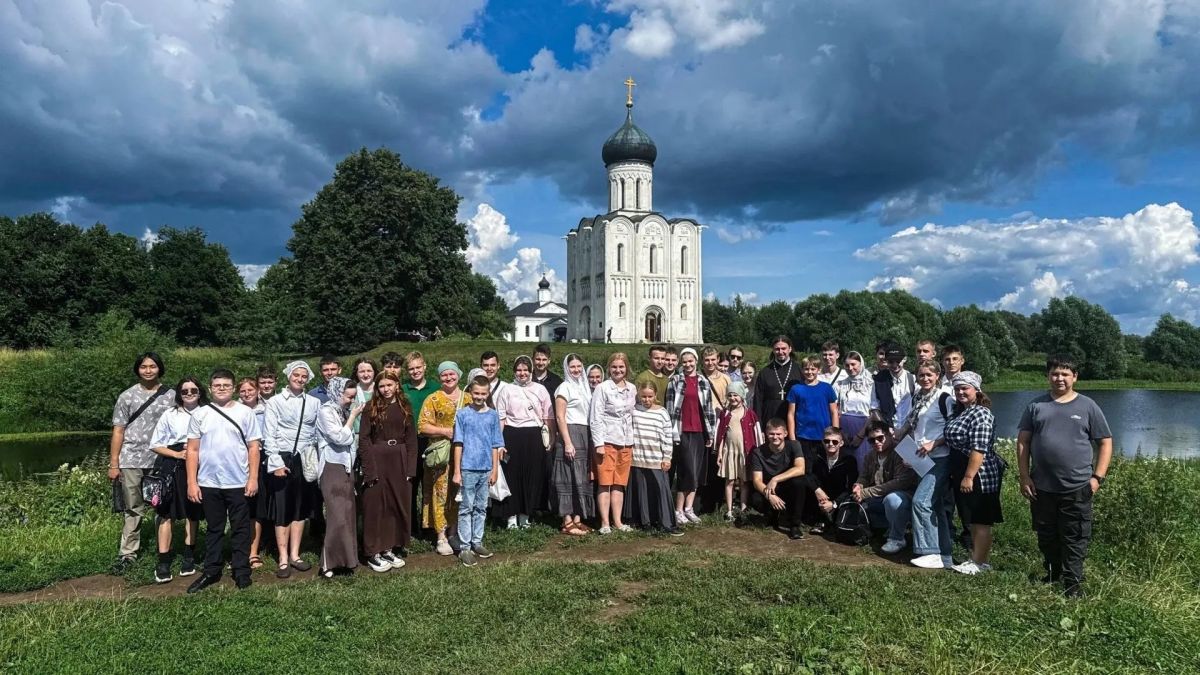 По благословению епископа Щигровского и Мантуровского Феогноста молодежь епархии совершила паломничество «Дорогой святителя Петра» по маршруту Владимир — Суздаль — Боголюбово — Москва По благословению епископа Щигровского и Мантуровского Феогноста молодежь епархии совершила паломничество «Дорогой святителя Петра» по маршруту Владимир — Суздаль — Боголюбово — Москва