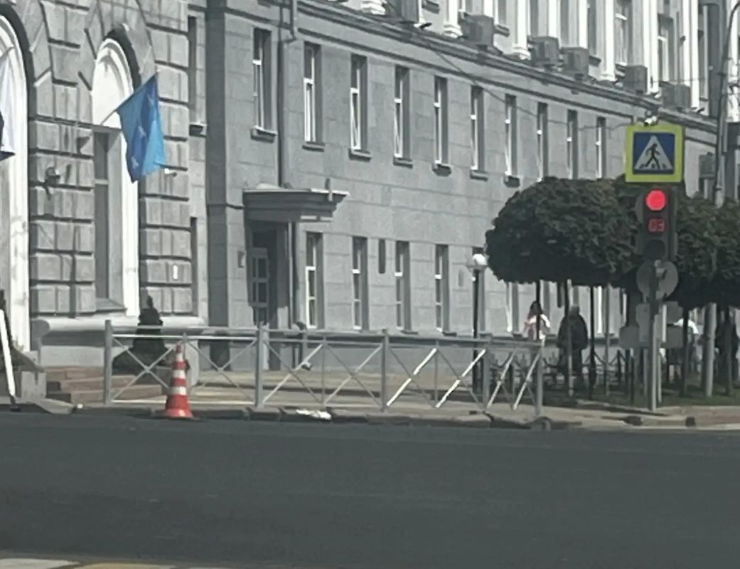 Мэрию Курска "озаборили".. В Курске продолжают устанавливать дорожные ограждения на улице Ленина. Ранее подобное "озаборивание" не критиковал только ленивый, отметились даже представители команды бывшего губернатора Романа... Мэрию Курска "озаборили".. В Курске продолжают устанавливать дорожные ограждения на улице Ленина. Ранее подобное "озаборивание" не критиковал только ленивый, отметились даже представители команды бывшего губернатора Романа...