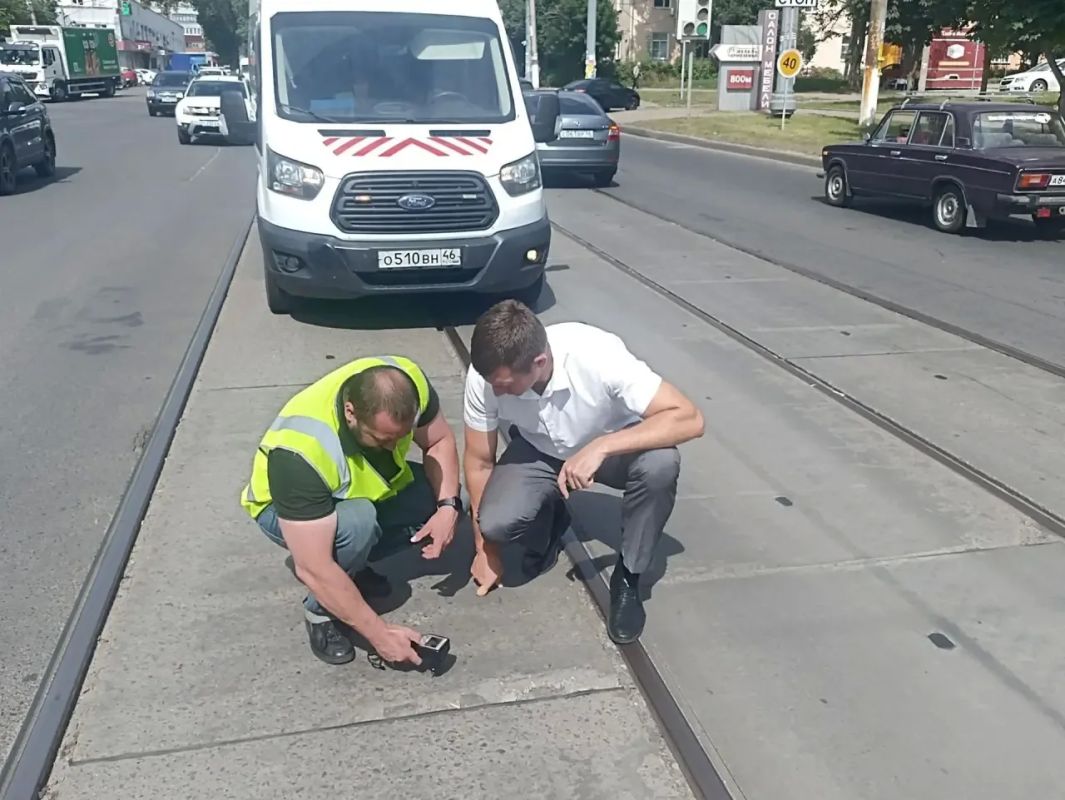В Курске на улице Сумской концессионер приступил к замене поврежденных бетонных плит В Курске на улице Сумской концессионер приступил к замене поврежденных бетонных плит