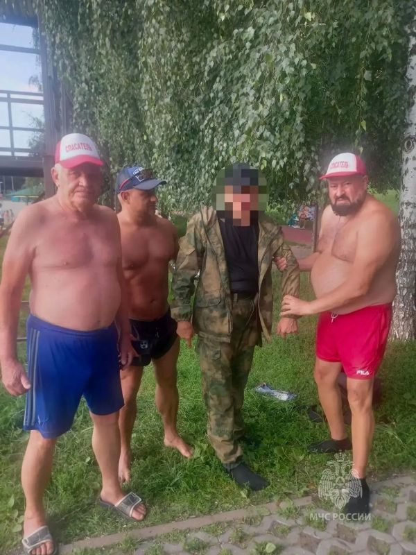 В Курске пожарный и спасатели вытащили из озера тонущего мужчину