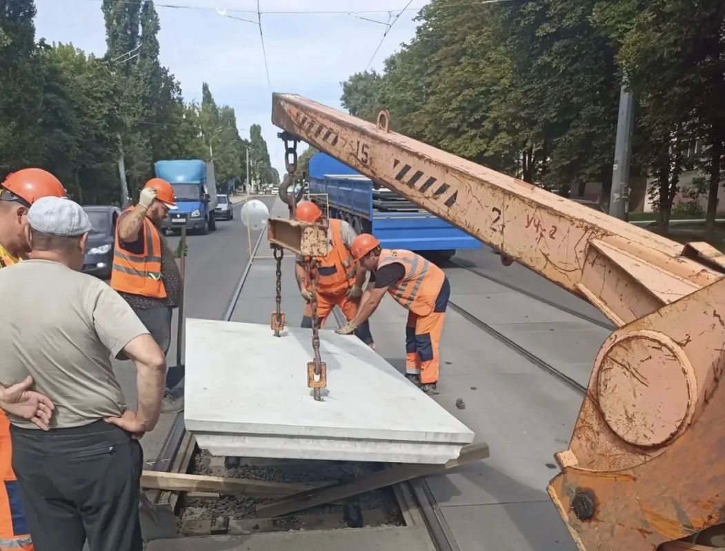 В Курске на улице Сумской концессионер приступил к замене поврежденных бетонных плит В Курске на улице Сумской концессионер приступил к замене поврежденных бетонных плит
