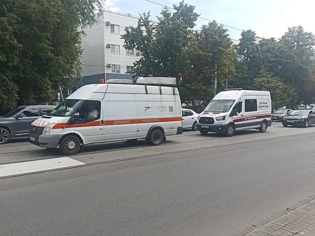 В Курске на улице Сумской концессионер приступил к замене поврежденных бетонных плит В Курске на улице Сумской концессионер приступил к замене поврежденных бетонных плит