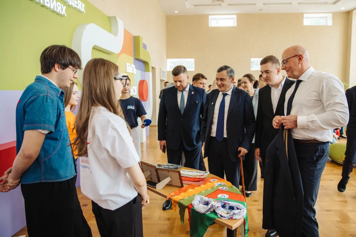 Заместитель Председателя Правительства Российской Федерации Дмитрий Чернышенко в ходе рабочего визита в Курскую область ознакомился с научным потенциалом региона и реализацией молодежной политики Заместитель Председателя Правительства Российской Федерации Дмитрий Чернышенко в ходе рабочего визита в Курскую область ознакомился с научным потенциалом региона и реализацией молодежной политики