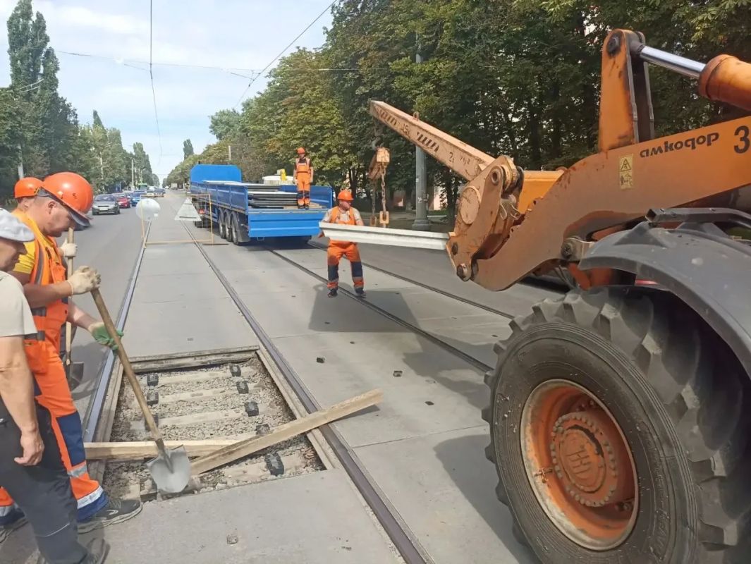 В Курске на улице Сумской концессионер приступил к замене поврежденных бетонных плит В Курске на улице Сумской концессионер приступил к замене поврежденных бетонных плит