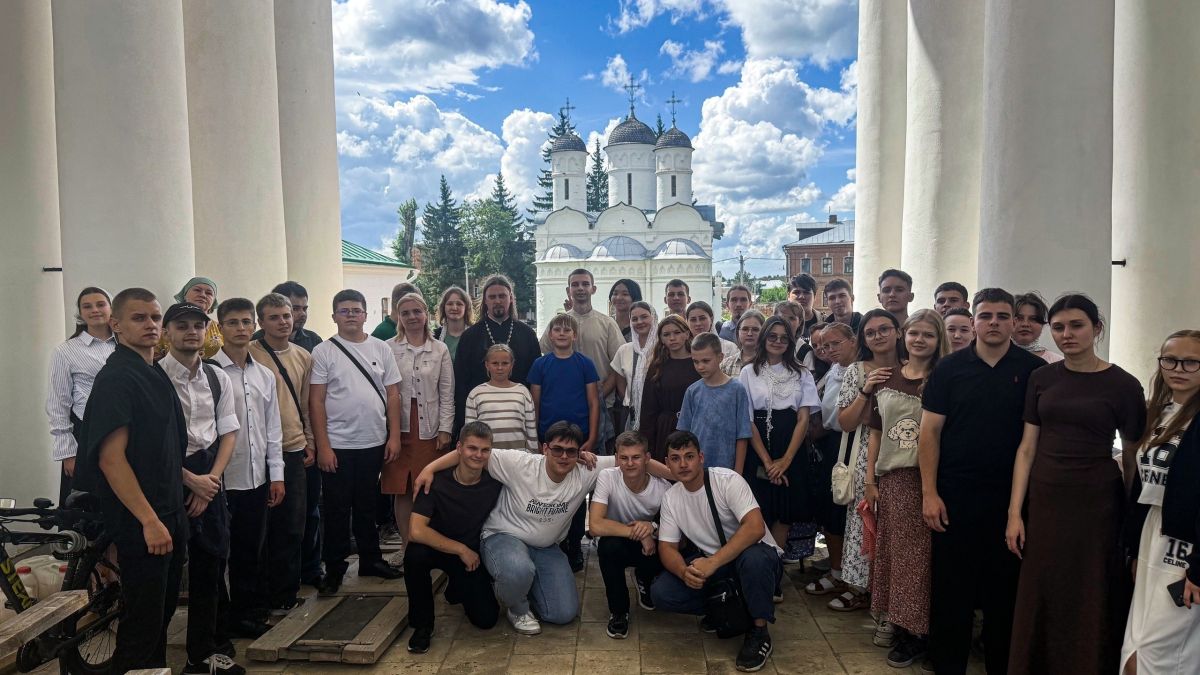 По благословению епископа Щигровского и Мантуровского Феогноста молодежь епархии совершила паломничество «Дорогой святителя Петра» по маршруту Владимир — Суздаль — Боголюбово — Москва По благословению епископа Щигровского и Мантуровского Феогноста молодежь епархии совершила паломничество «Дорогой святителя Петра» по маршруту Владимир — Суздаль — Боголюбово — Москва
