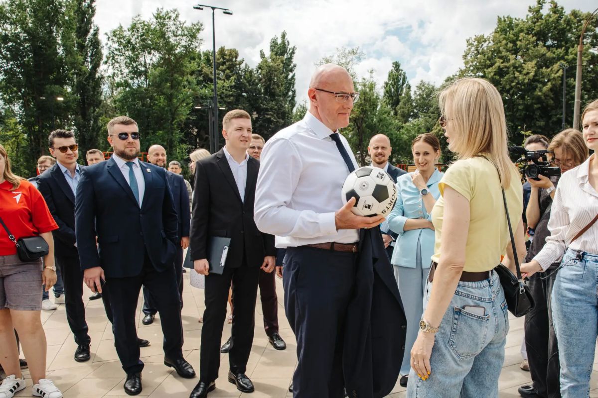 Заместитель Председателя Правительства Российской Федерации Дмитрий Чернышенко в ходе рабочего визита в Курскую область ознакомился с научным потенциалом региона и реализацией молодежной политики Заместитель Председателя Правительства Российской Федерации Дмитрий Чернышенко в ходе рабочего визита в Курскую область ознакомился с научным потенциалом региона и реализацией молодежной политики