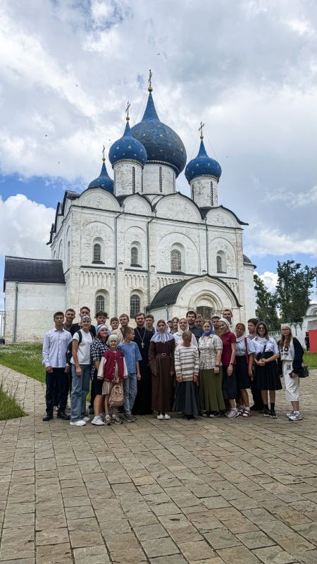По благословению епископа Щигровского и Мантуровского Феогноста молодежь епархии совершила паломничество «Дорогой святителя Петра» по маршруту Владимир — Суздаль — Боголюбово — Москва По благословению епископа Щигровского и Мантуровского Феогноста молодежь епархии совершила паломничество «Дорогой святителя Петра» по маршруту Владимир — Суздаль — Боголюбово — Москва