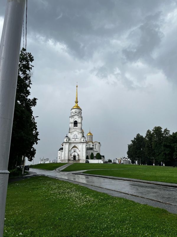 По благословению епископа Щигровского и Мантуровского Феогноста молодежь епархии совершила паломничество «Дорогой святителя Петра» по маршруту Владимир — Суздаль — Боголюбово — Москва По благословению епископа Щигровского и Мантуровского Феогноста молодежь епархии совершила паломничество «Дорогой святителя Петра» по маршруту Владимир — Суздаль — Боголюбово — Москва