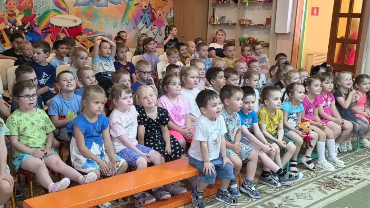 В детских садах Курска родители и педагоги устраивают театральные постановки для детей В детских садах Курска родители и педагоги устраивают театральные постановки для детей