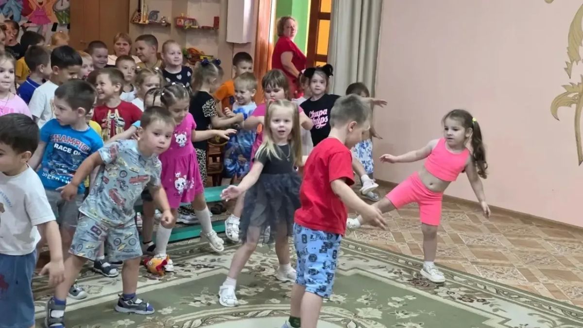 В детских садах Курска родители и педагоги устраивают театральные постановки для детей В детских садах Курска родители и педагоги устраивают театральные постановки для детей