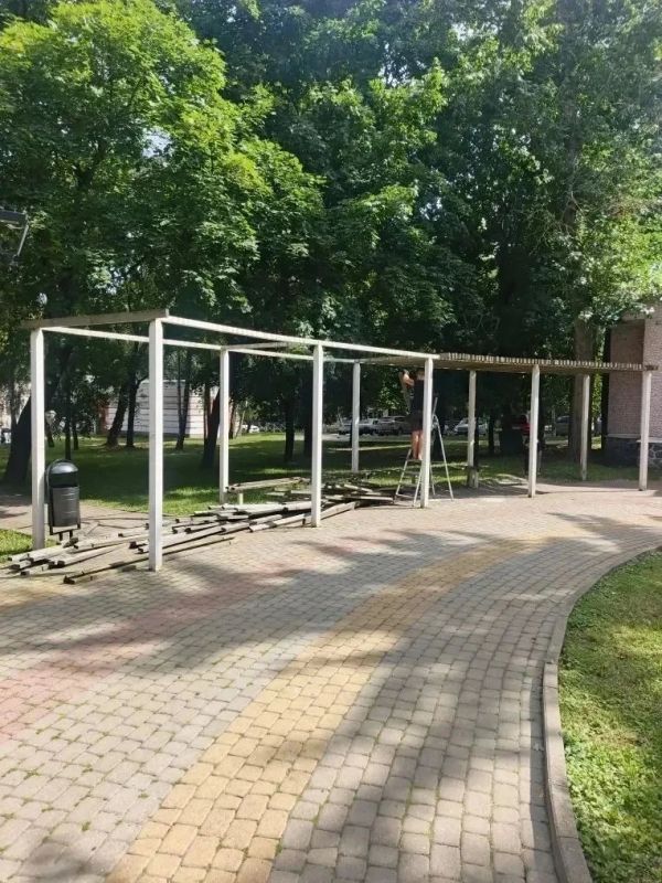 В сквере у здания Курской государственной филармонии обновляют малые архитектурные формы В сквере у здания Курской государственной филармонии обновляют малые архитектурные формы