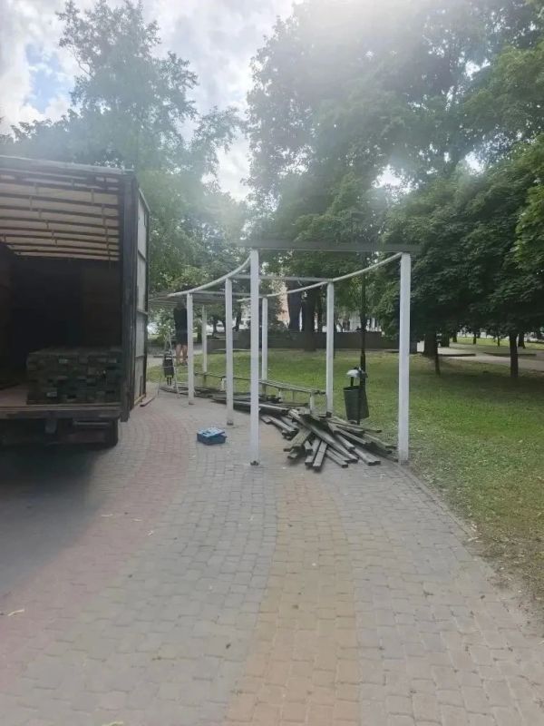 В сквере у здания Курской государственной филармонии обновляют малые архитектурные формы В сквере у здания Курской государственной филармонии обновляют малые архитектурные формы