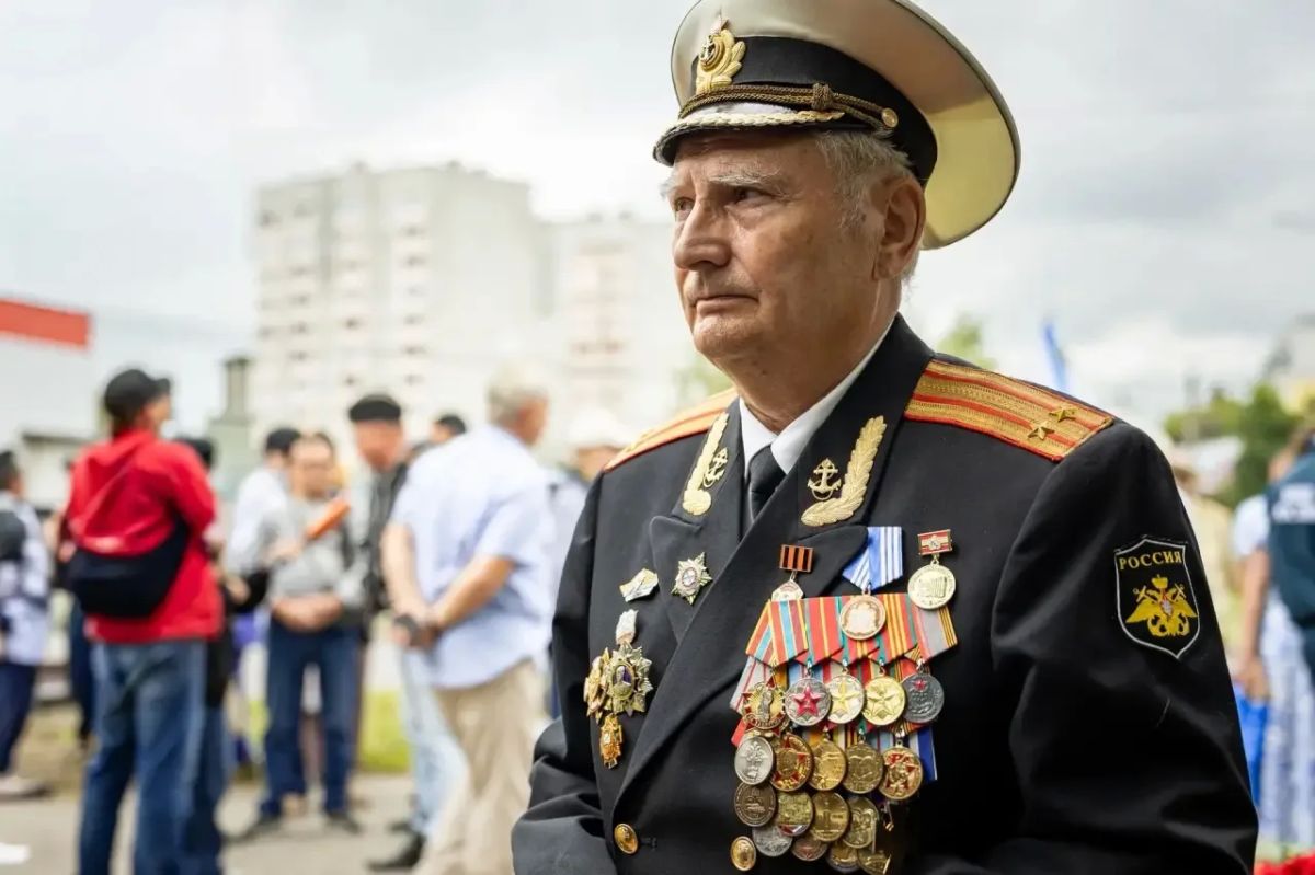Друзья, сегодня мы отмечаем один из самых значимых праздников для всех защитников Отечества, которые служат на морских просторах Друзья, сегодня мы отмечаем один из самых значимых праздников для всех защитников Отечества, которые служат на морских просторах