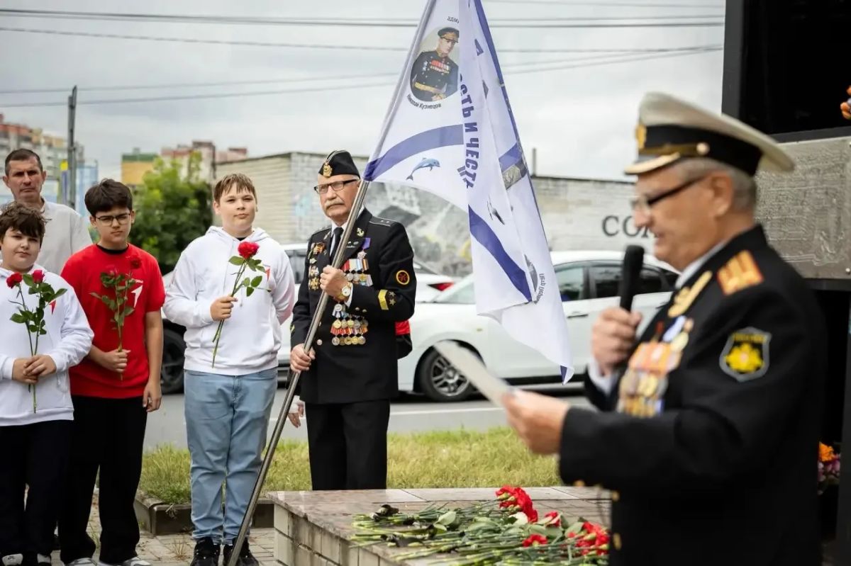 Друзья, сегодня мы отмечаем один из самых значимых праздников для всех защитников Отечества, которые служат на морских просторах Друзья, сегодня мы отмечаем один из самых значимых праздников для всех защитников Отечества, которые служат на морских просторах
