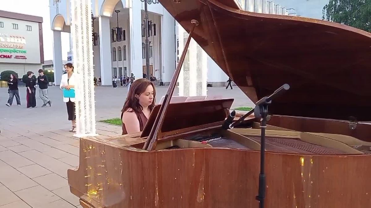 На Театральной площади в Курске открылась необычная творческая площадка - «Открытый рояль»