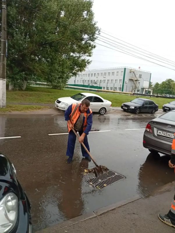 Коммунальщики очищают ливневки на проблемных участках Курска