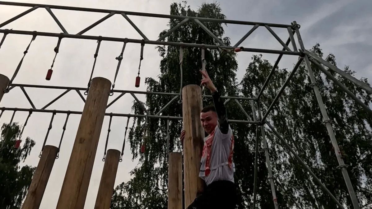 Курянин, ветеран СВО на протезе пробежал 8 километров и покорил 32 препятствия в «Гонке Героев» Курянин, ветеран СВО на протезе пробежал 8 километров и покорил 32 препятствия в «Гонке Героев»
