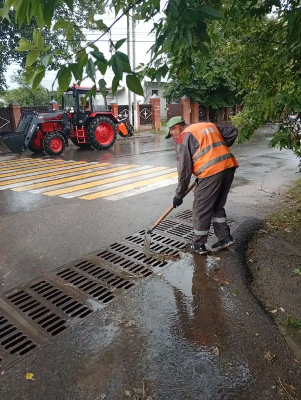 В Курске в связи с непогодой усилена работа по мониторингу состояния ливневок В Курске в связи с непогодой усилена работа по мониторингу состояния ливневок