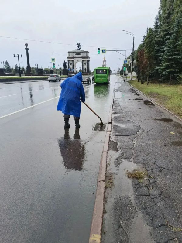 В Курске в связи с непогодой усилена работа по мониторингу состояния ливневок В Курске в связи с непогодой усилена работа по мониторингу состояния ливневок