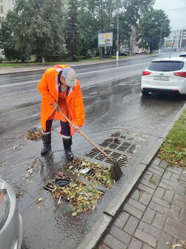 Коммунальщики очищают ливневки на проблемных участках Курска Коммунальщики очищают ливневки на проблемных участках Курска