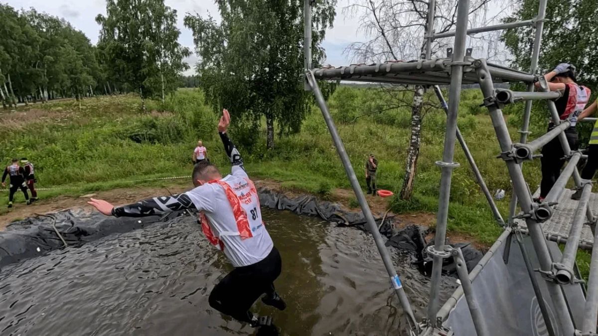 Курянин, ветеран СВО на протезе пробежал 8 километров и покорил 32 препятствия в «Гонке Героев» Курянин, ветеран СВО на протезе пробежал 8 километров и покорил 32 препятствия в «Гонке Героев»