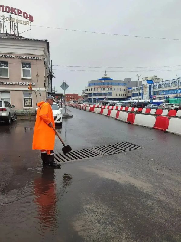 Коммунальщики очищают ливневки на проблемных участках Курска Коммунальщики очищают ливневки на проблемных участках Курска