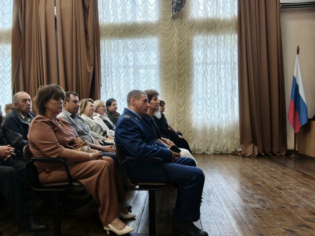 Диалог с депутатом: в Понырях обсудили важные вопросы Диалог с депутатом: в Понырях обсудили важные вопросы